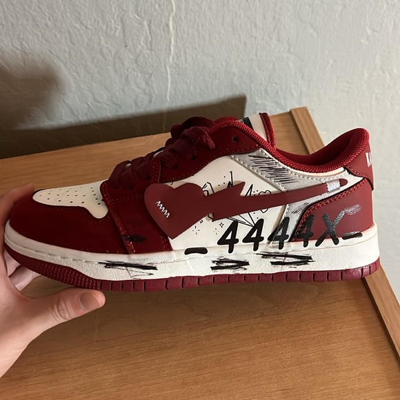 Red and white sneakers - Picture 2 of 8